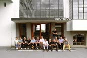 Mitgieder des AFU vorm Dessauer Bauhaus